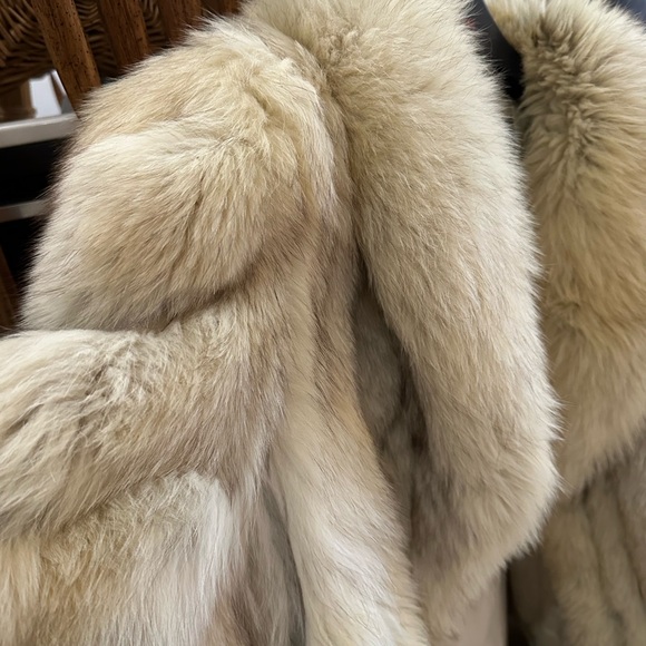 Luxurious Cream Fur Coat Saga Fox 🦊 - Picture 6 of 14